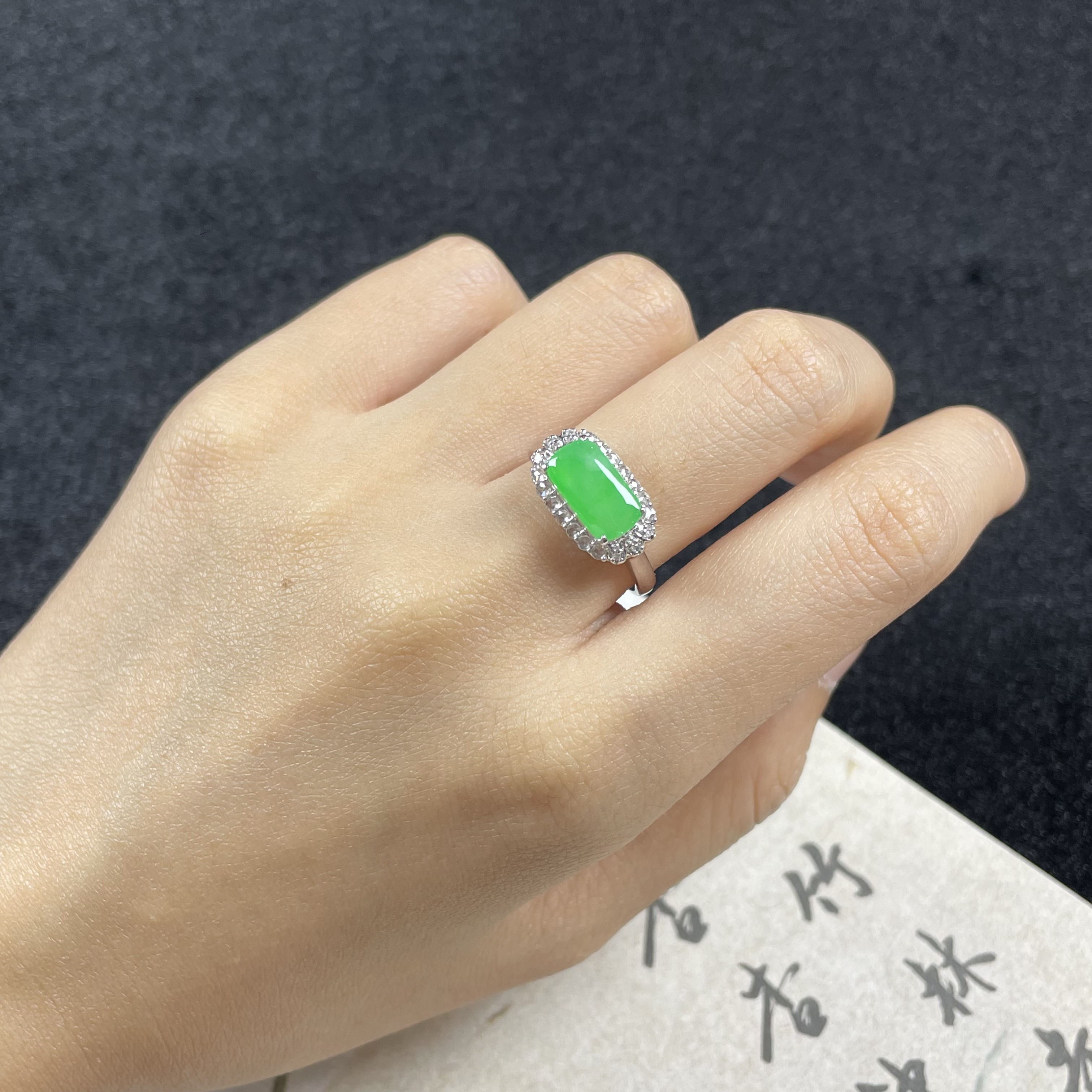 冰绿马鞍戒指−天然翡翠18k金镶嵌戒指