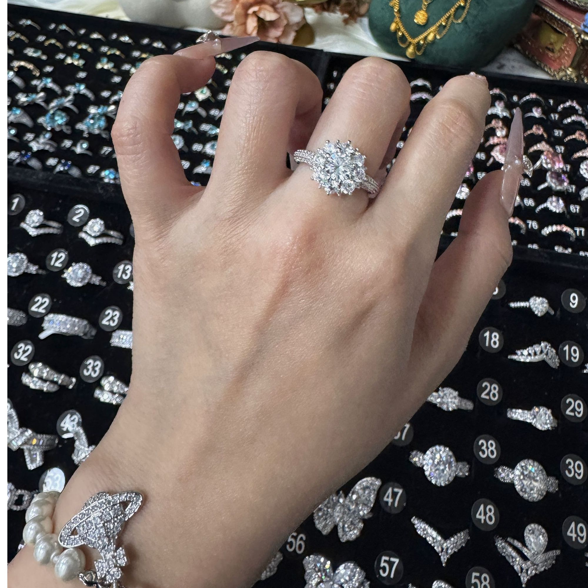 铜合金锆石戒指 婚戒1克拉钻戒手捧花经典时尚气质