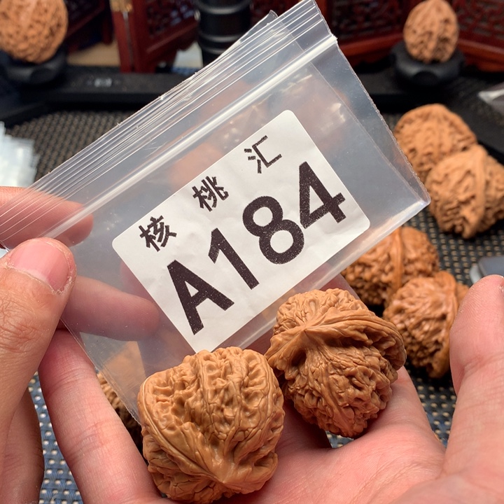 文玩核桃吊坠红锦鲤