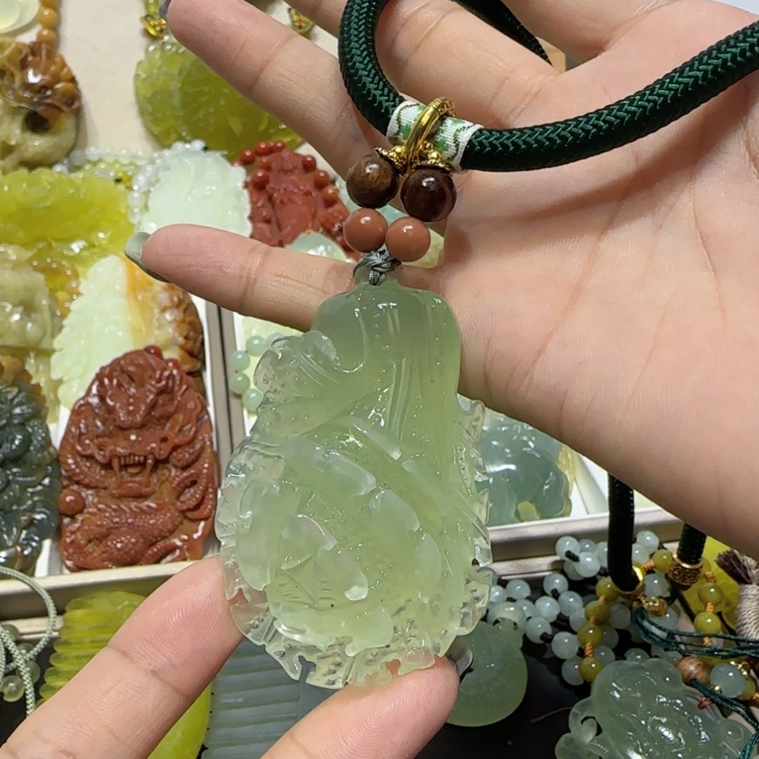未镶嵌蛇纹石玉吊坠