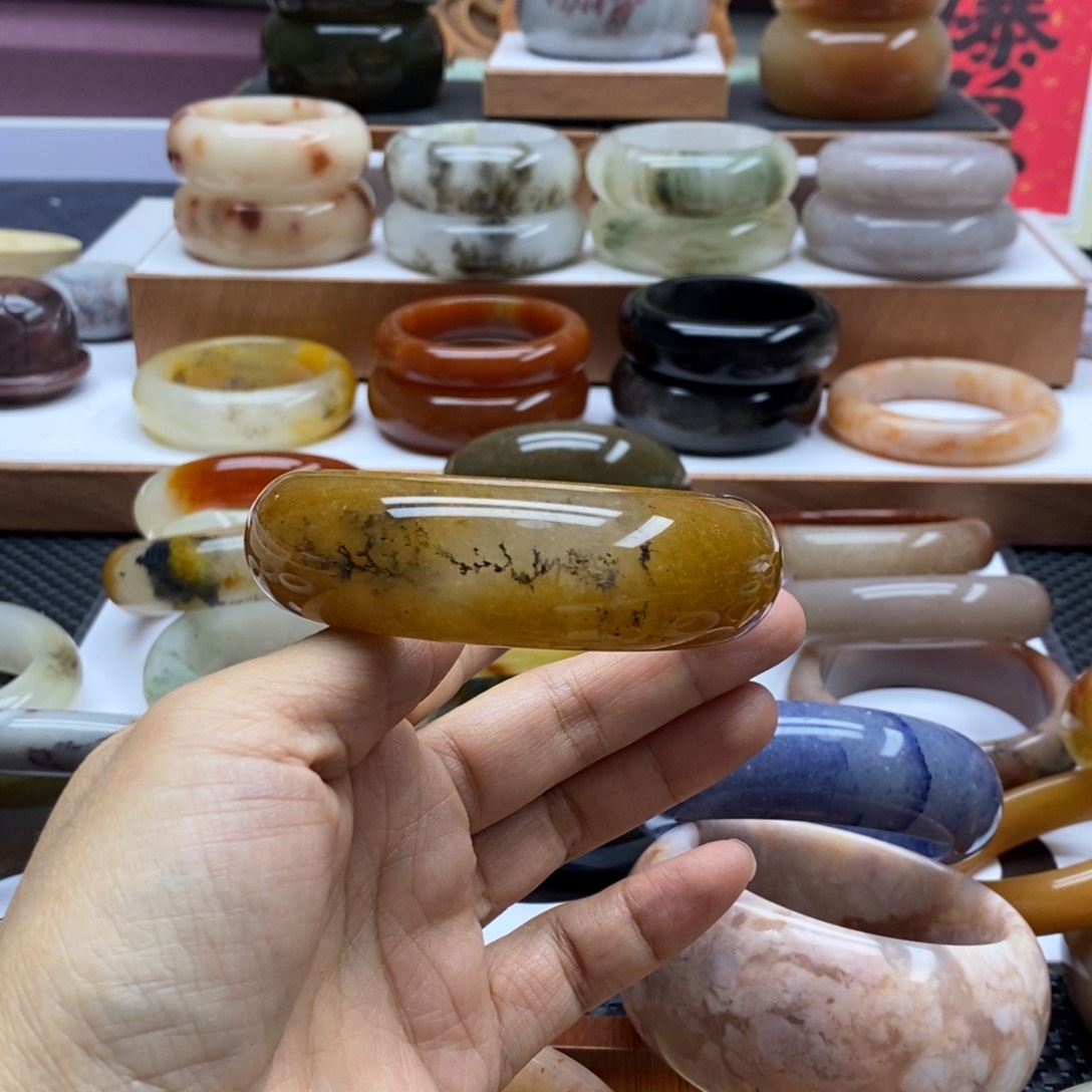 石英质玉未镶嵌手镯王*