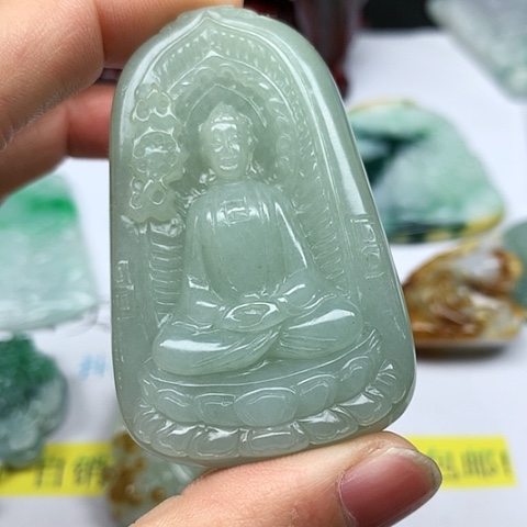 翡翠颈饰未镶嵌翡翠大日如来