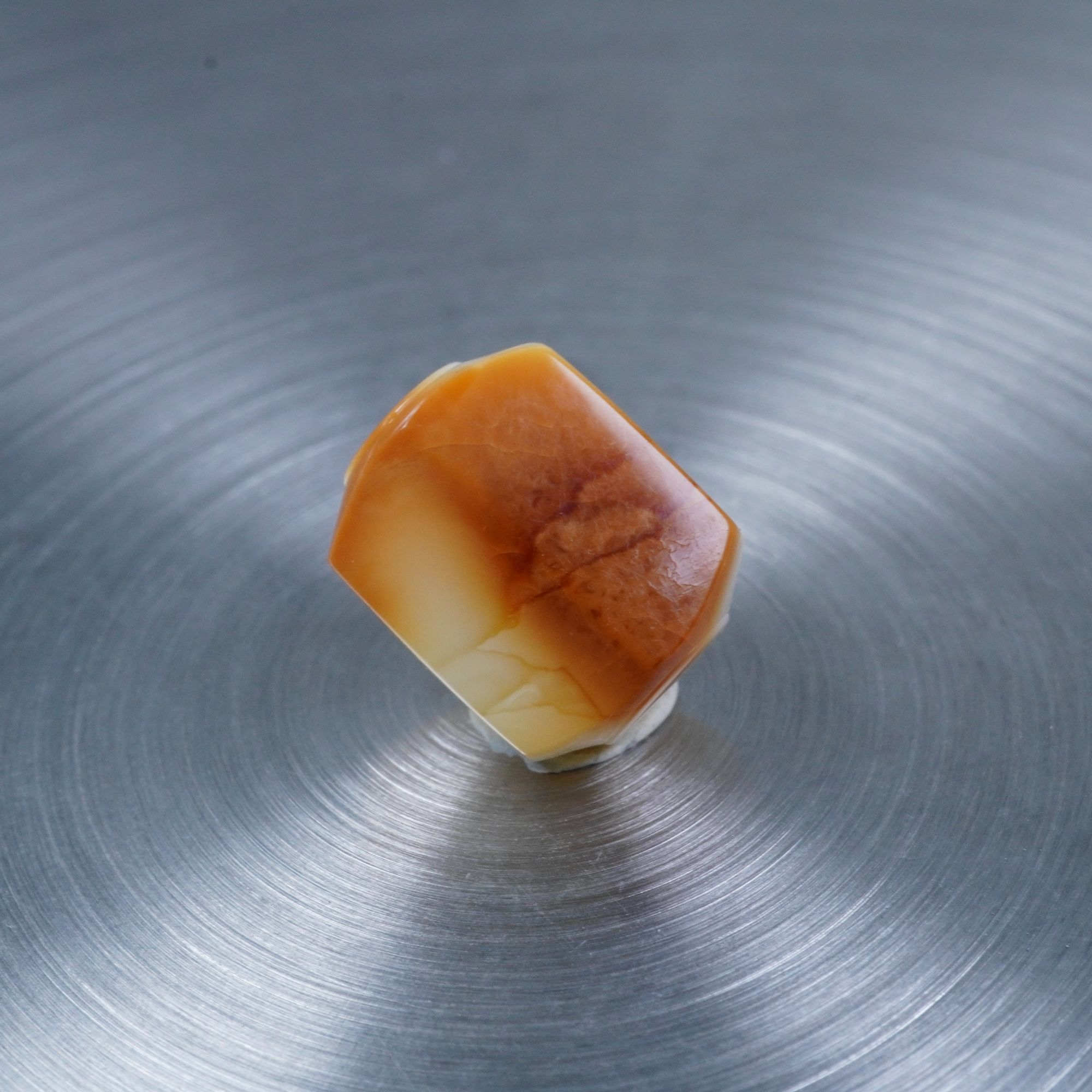 沁色妖花背云尺寸9.3*11.4mm天然琥珀蜜蜡文玩配饰