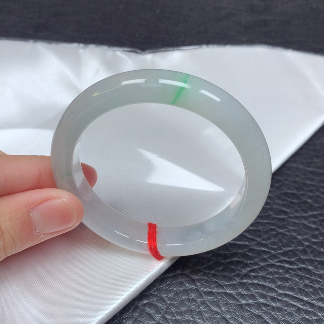 翡翠手镯未镶嵌。