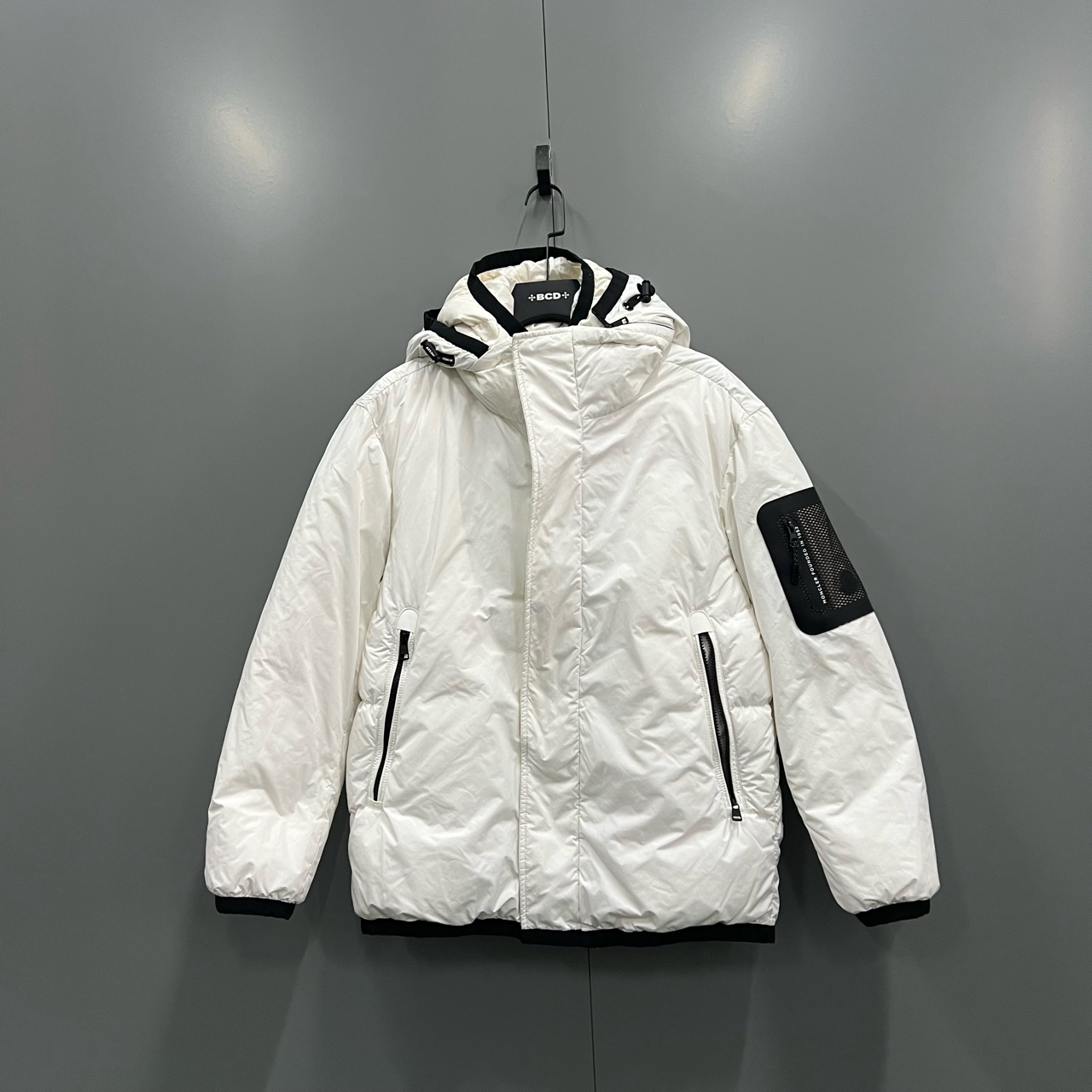 95新 MONCLER j1 白色logo贴标连帽羽绒服 1码 012517