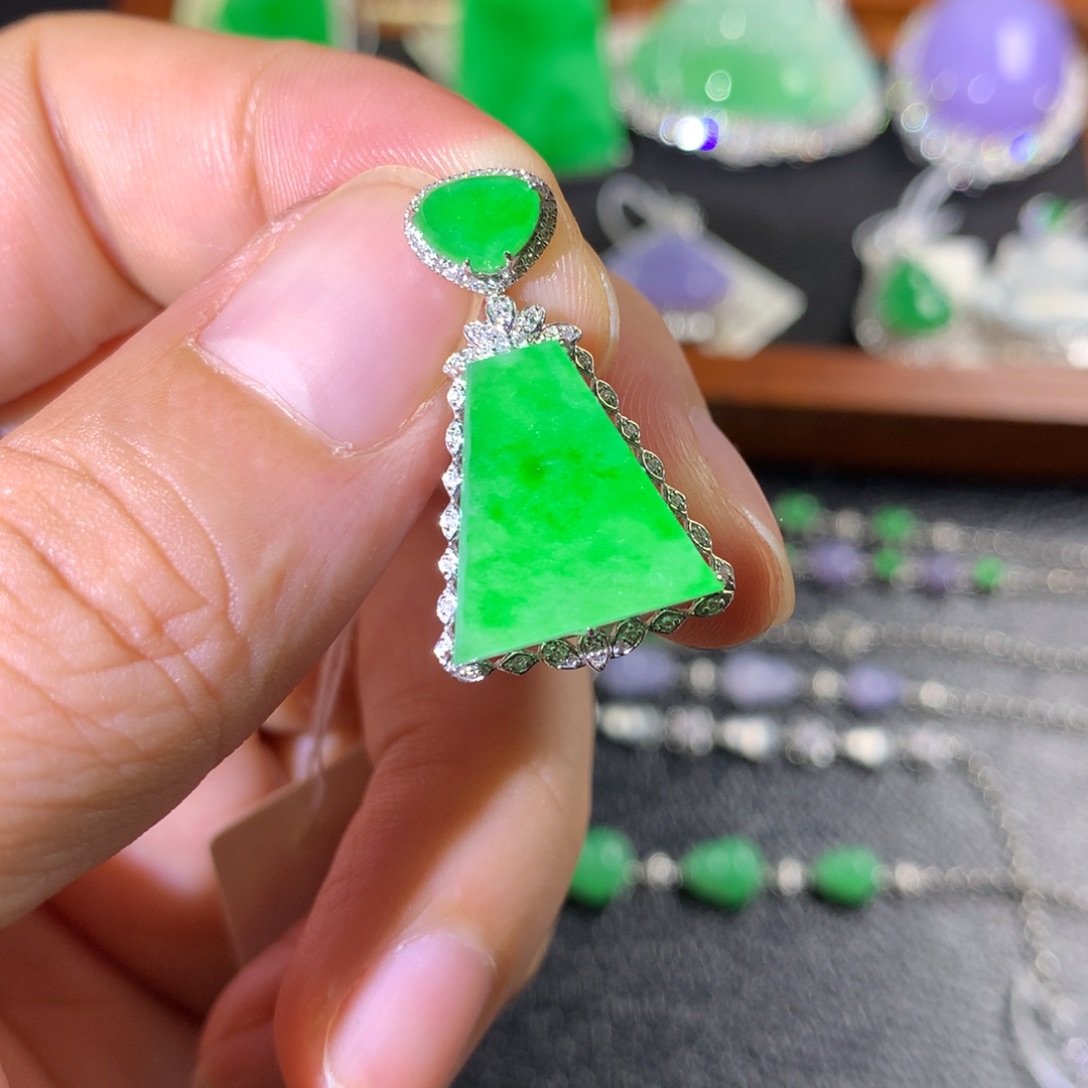 翡翠18K金镶嵌颈饰翡翠