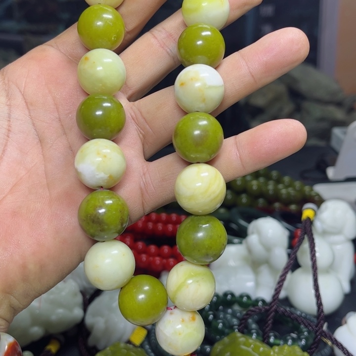 蛇纹石玉手持未镶嵌