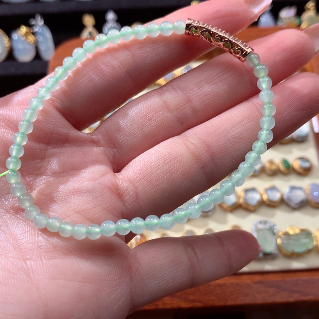 翡翠颈饰未镶嵌翡翠