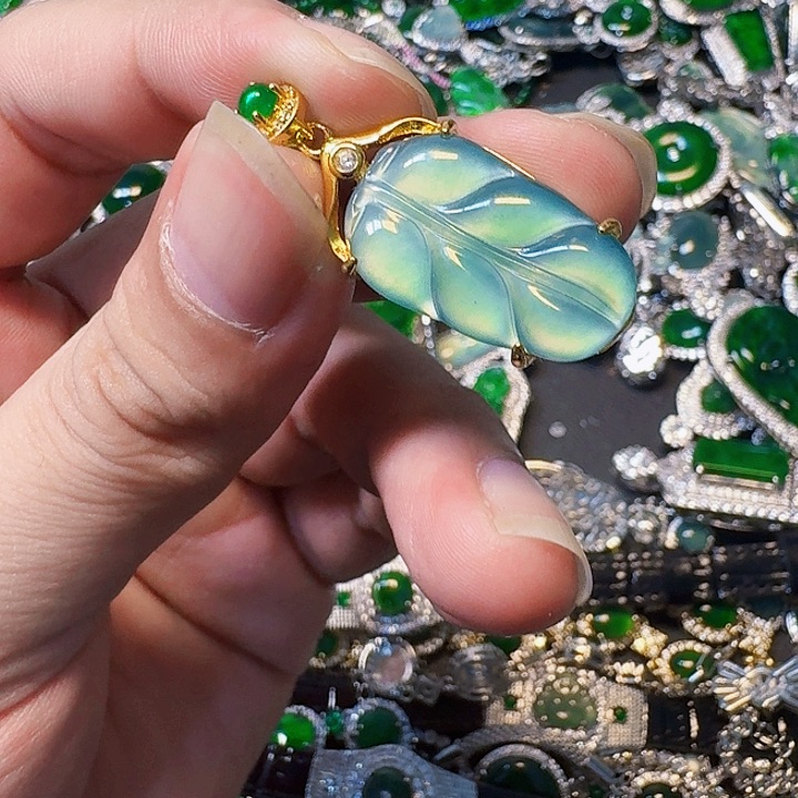 翡翠颈饰未镶嵌天然A货翡翠放漏