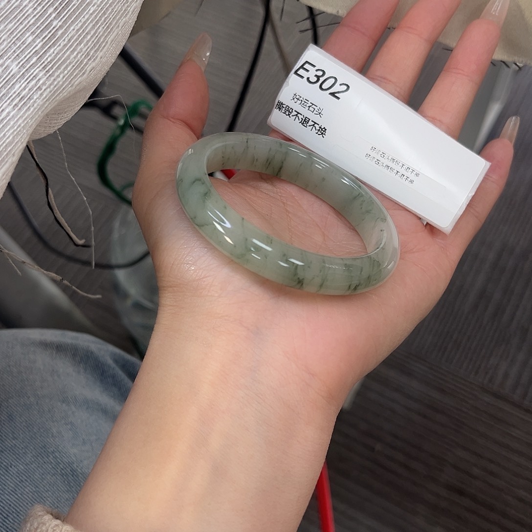 石英质玉（天山翠）未镶嵌手镯微瑕302