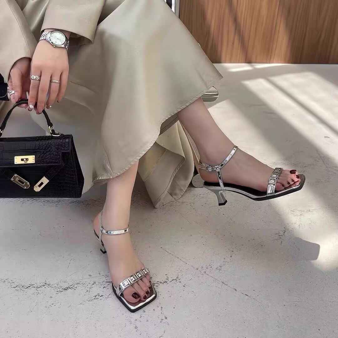 4-412夏季新品女凉鞋粗跟一字扣凉鞋平底女凉鞋百搭低跟鞋女