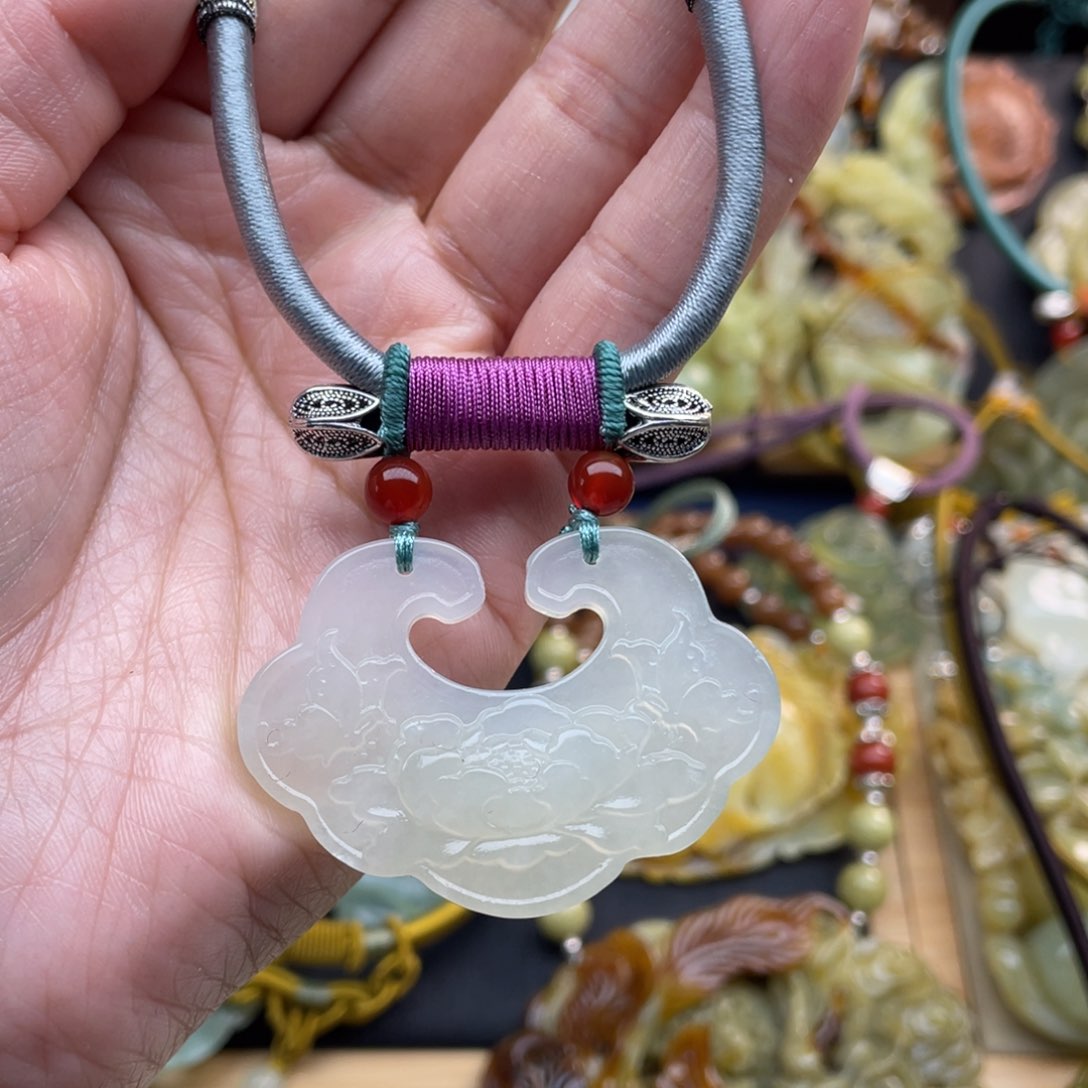 蛇纹石玉颈饰未镶嵌