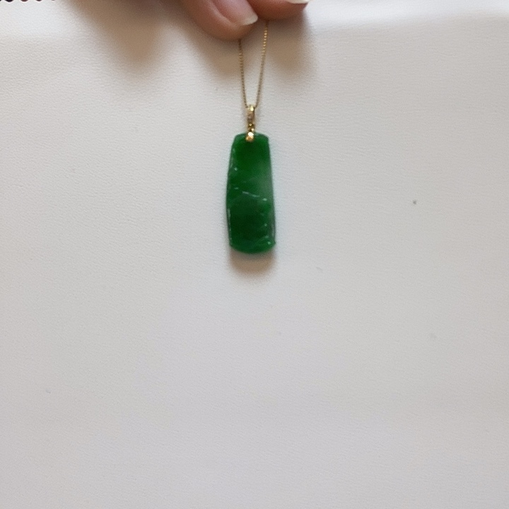 奔***e翡翠18K金镶嵌颈饰简单