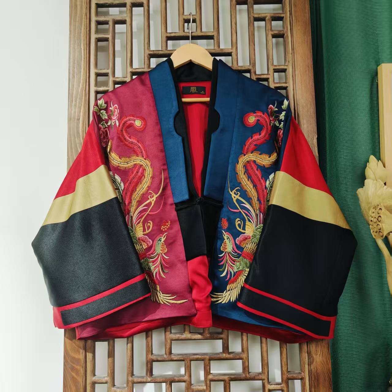 凤( LS590-16) 凤徕兮定制红色拼蓝粉色双凤刺绣对襟一粒扣短开衫