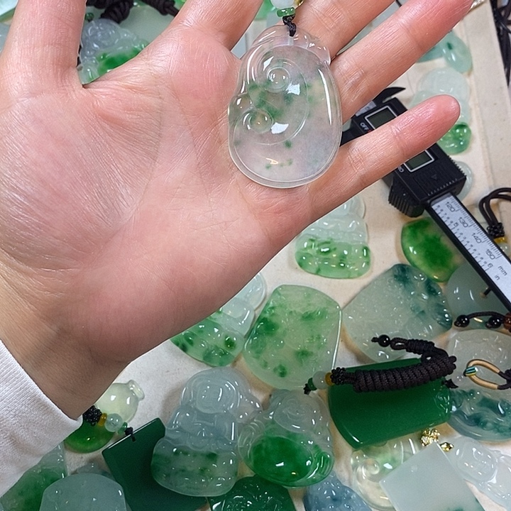 翡翠未镶嵌颈饰如意