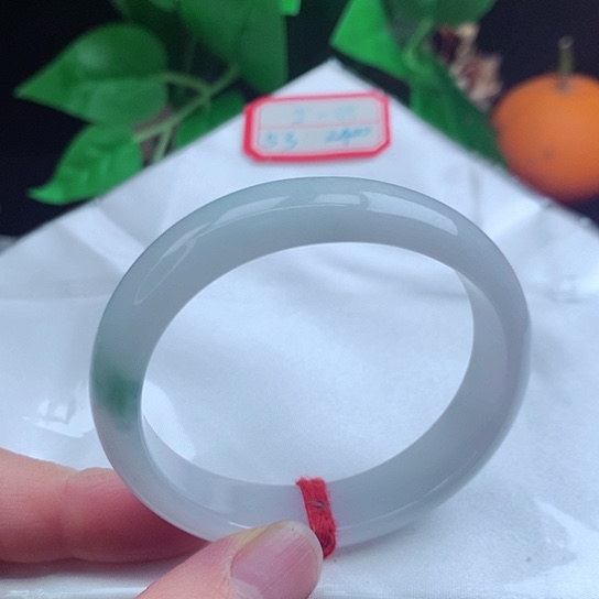 翡翠手镯未镶嵌    贵妃53 白底飘蓝花