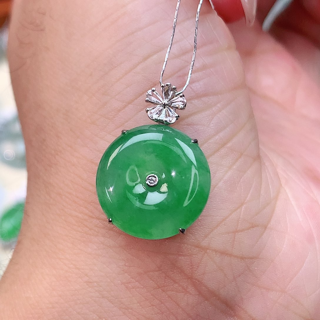 颈饰18K金镶嵌翡翠平安扣