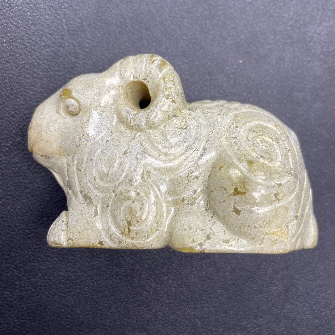 精美老旧和田玉羊造型摆件