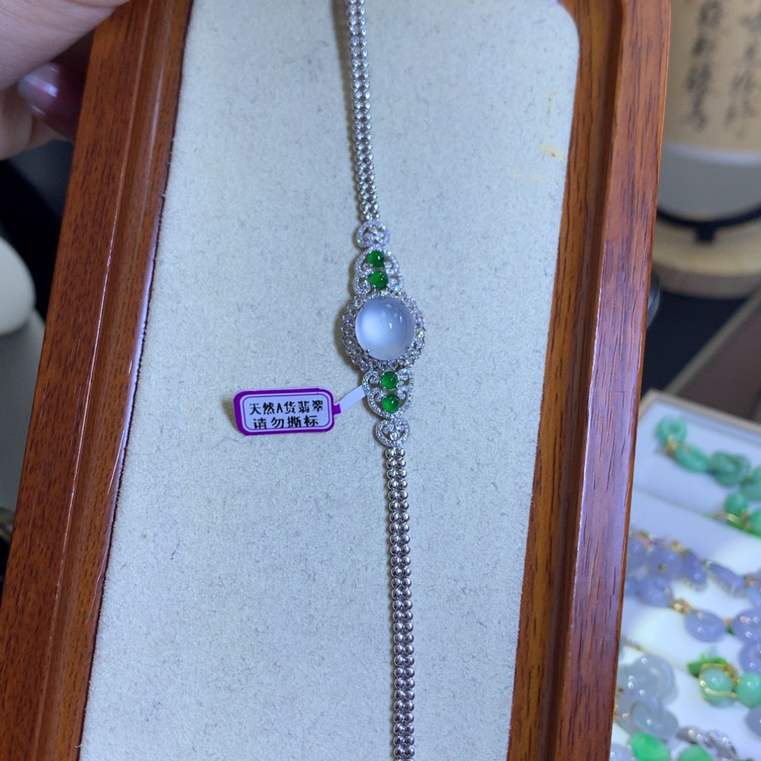 翡翠颈饰18K金镶嵌翡翠