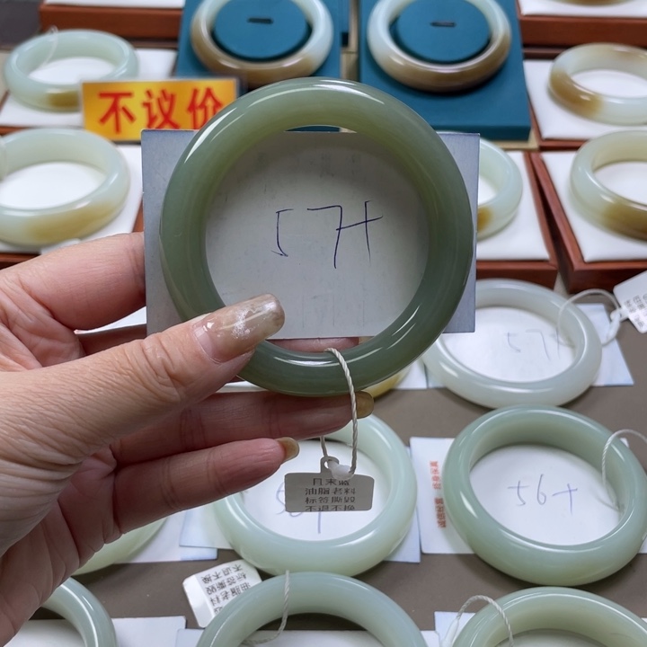 和田玉手镯未镶嵌