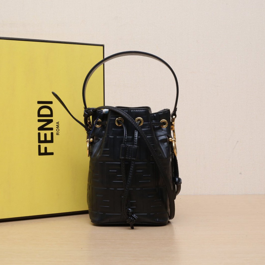 95新 FENDI/芬迪 【娇】MON TRESOR 水桶包 黑色 皮革C金扣 887482