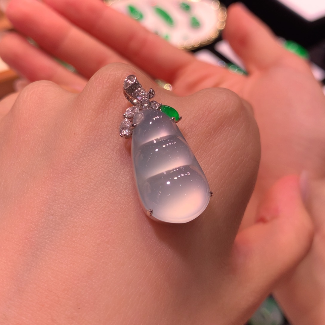 颈饰18K金镶嵌翡翠