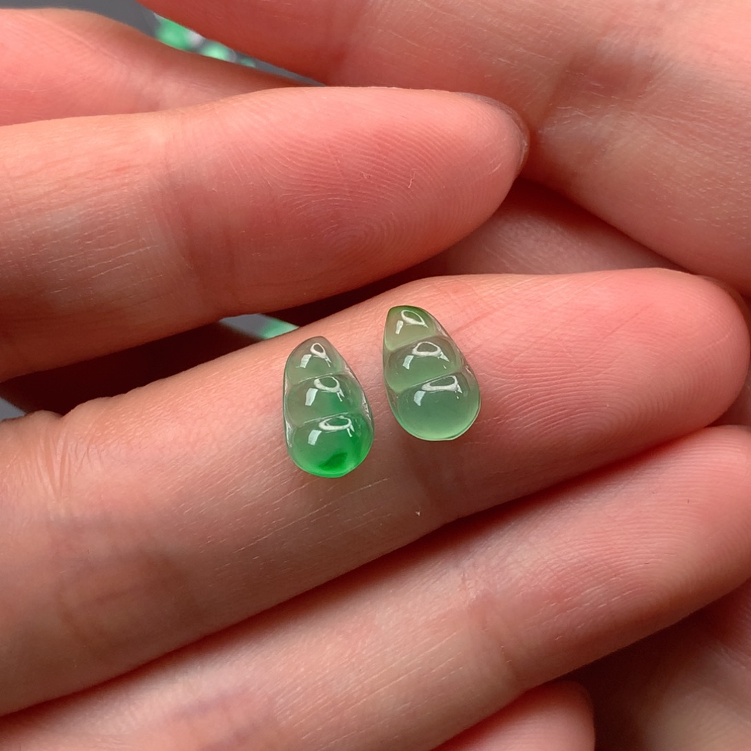 翡翠颈饰未镶嵌一对福豆