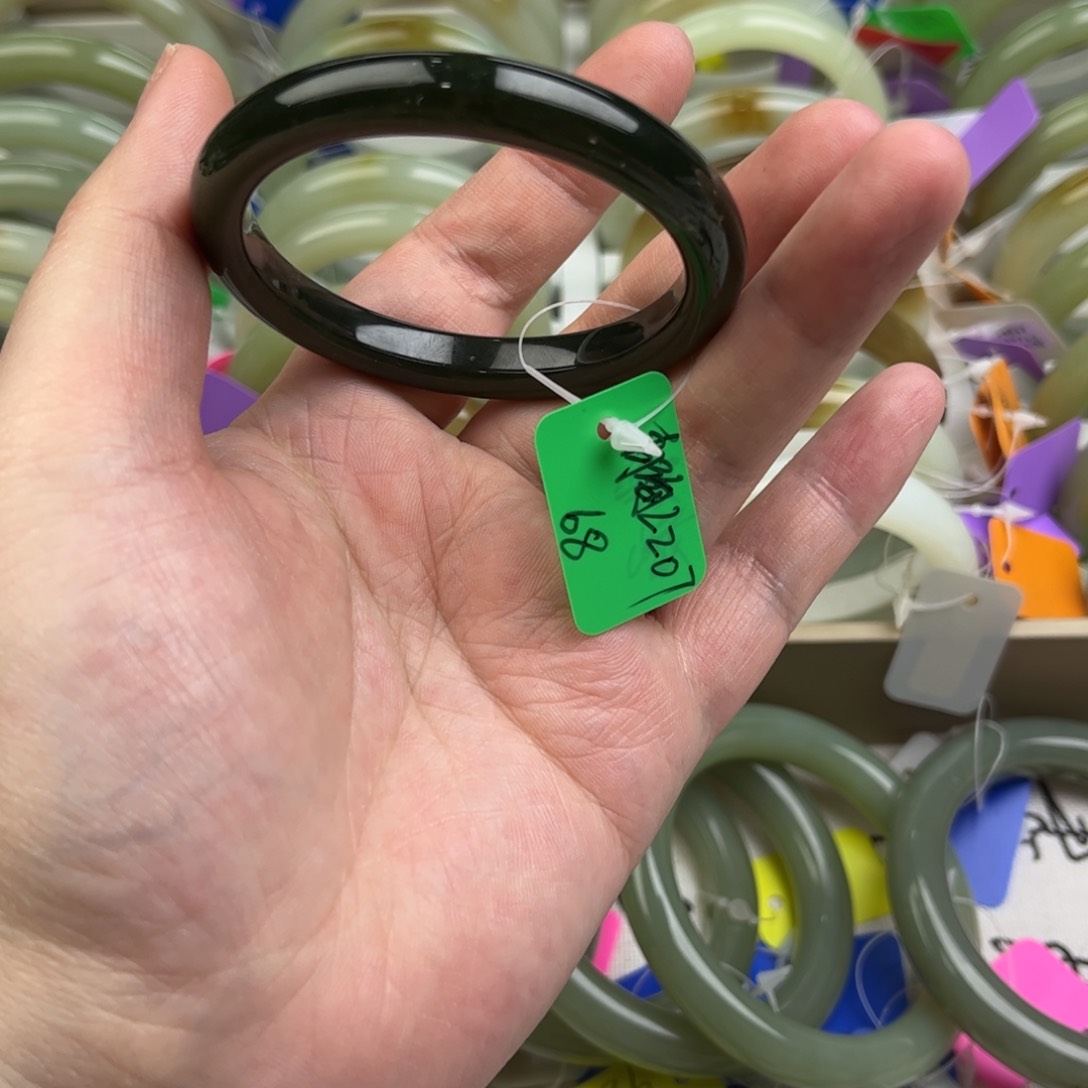 和田玉手镯未镶嵌微瑕