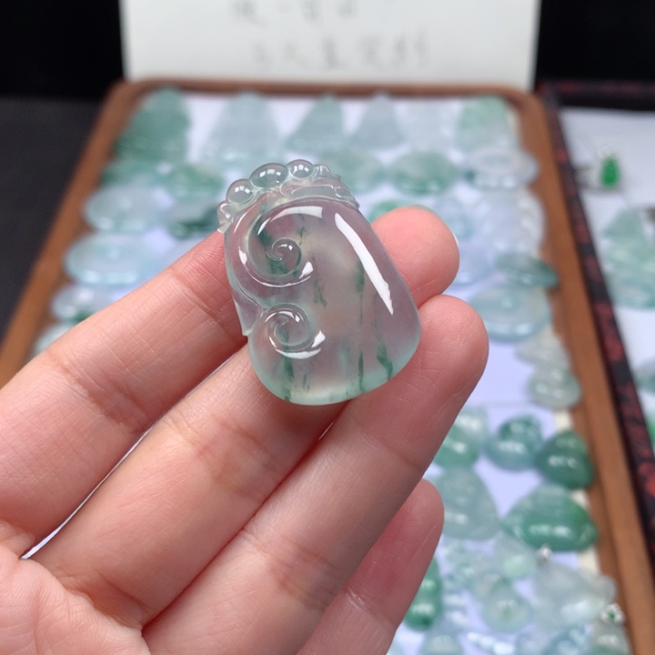 颈饰未镶嵌翡翠冰种飘花如意