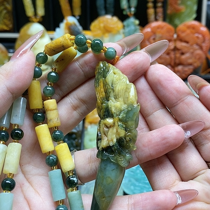 蛇纹石玉颈饰未镶嵌