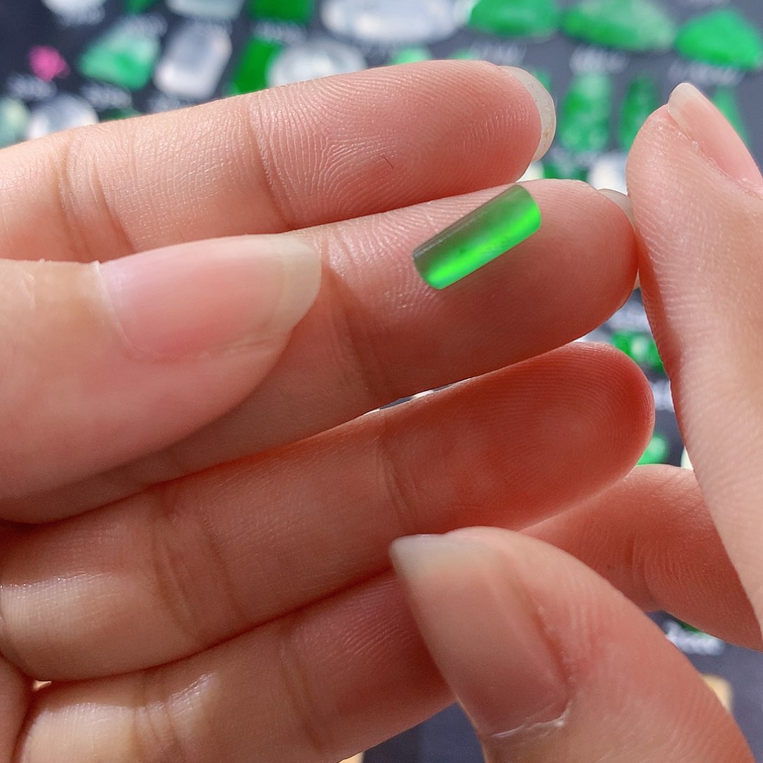 【闪购商品】翡翠颈饰未镶嵌绿马鞍