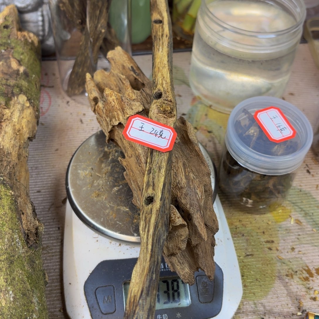 王***君线香红土89克+块料24克+虫漏29克+车珠料16克