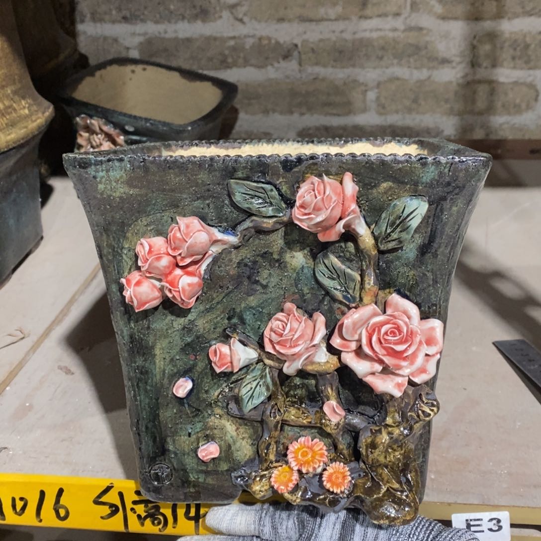 红陶青藤花器多肉花盆里