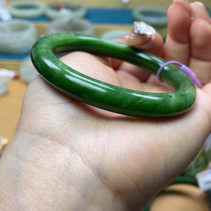 和田玉手镯57圈口。编号49未镶嵌