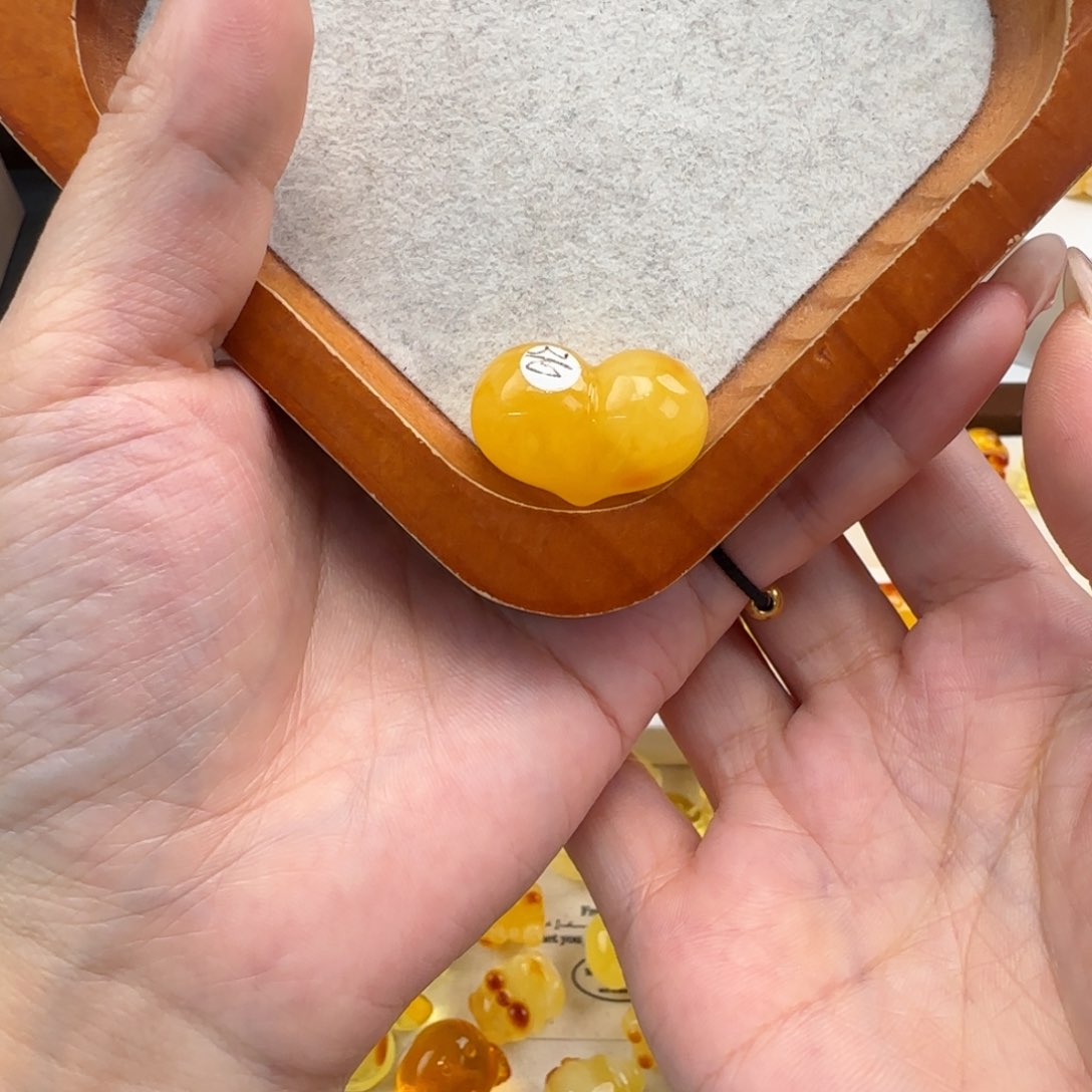 琥珀未镶嵌珠宝奇石g****?