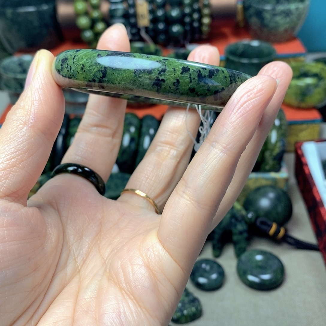 ****甜蛇纹石玉未镶嵌药王石