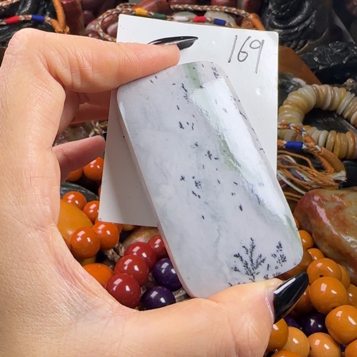 未镶嵌透闪石质玉珠宝奇石