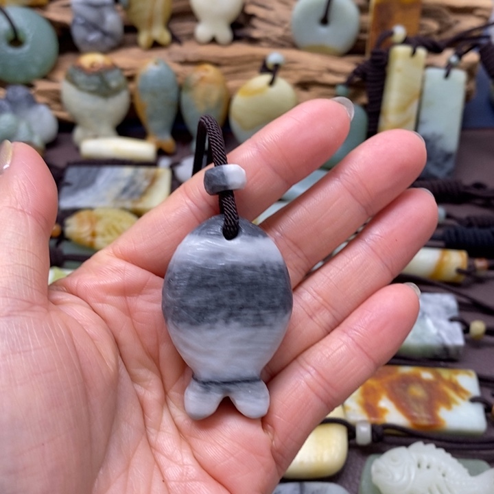 留***白蛇纹石玉未镶嵌颈饰