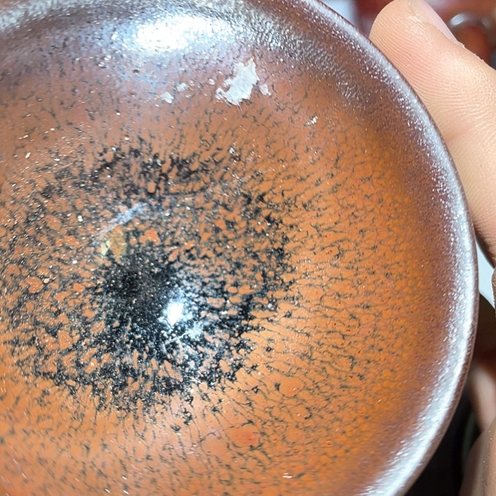 陶瓷马克杯的小可爱和妈妈一起吃晚饭