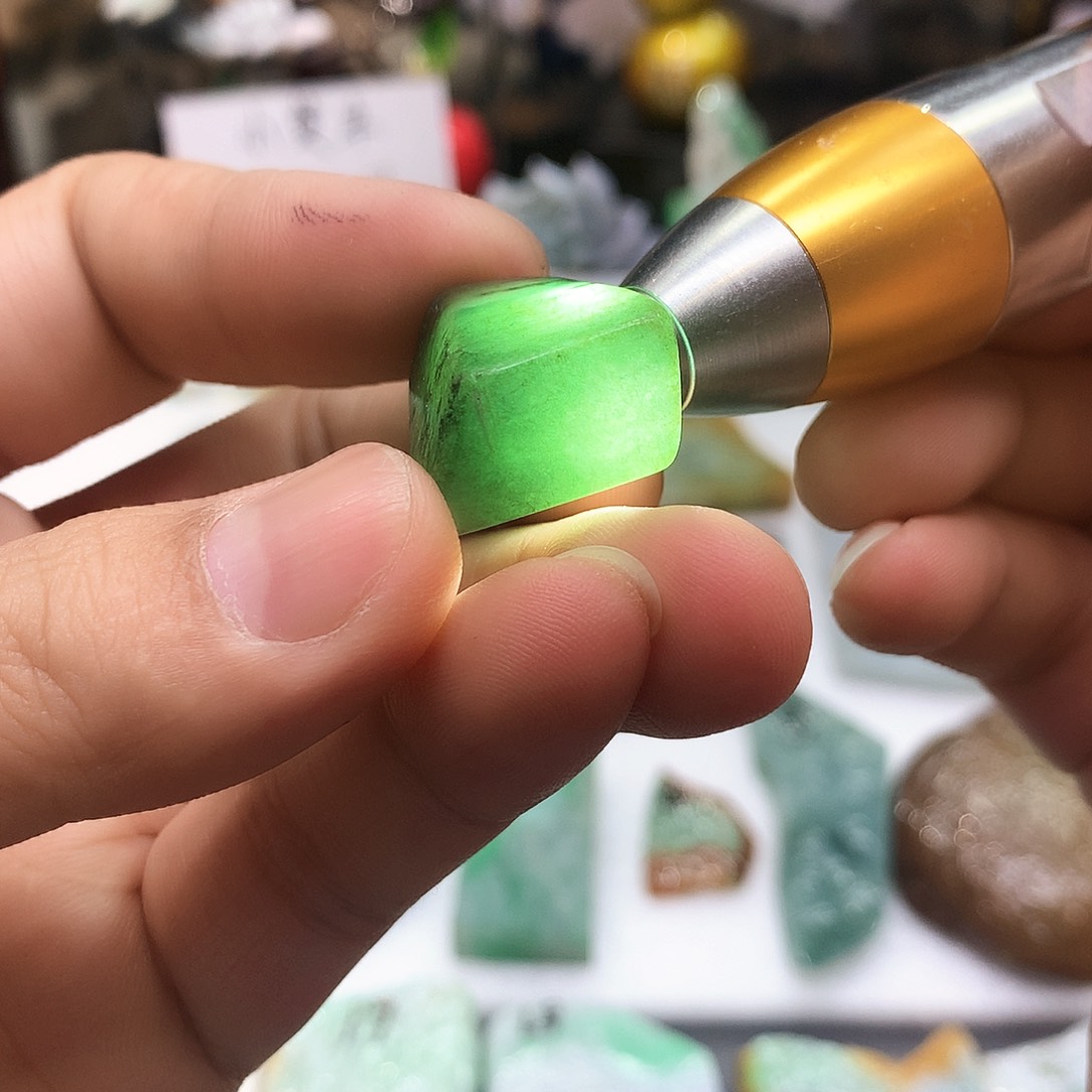 翡翠耳饰未镶嵌天然翡翠