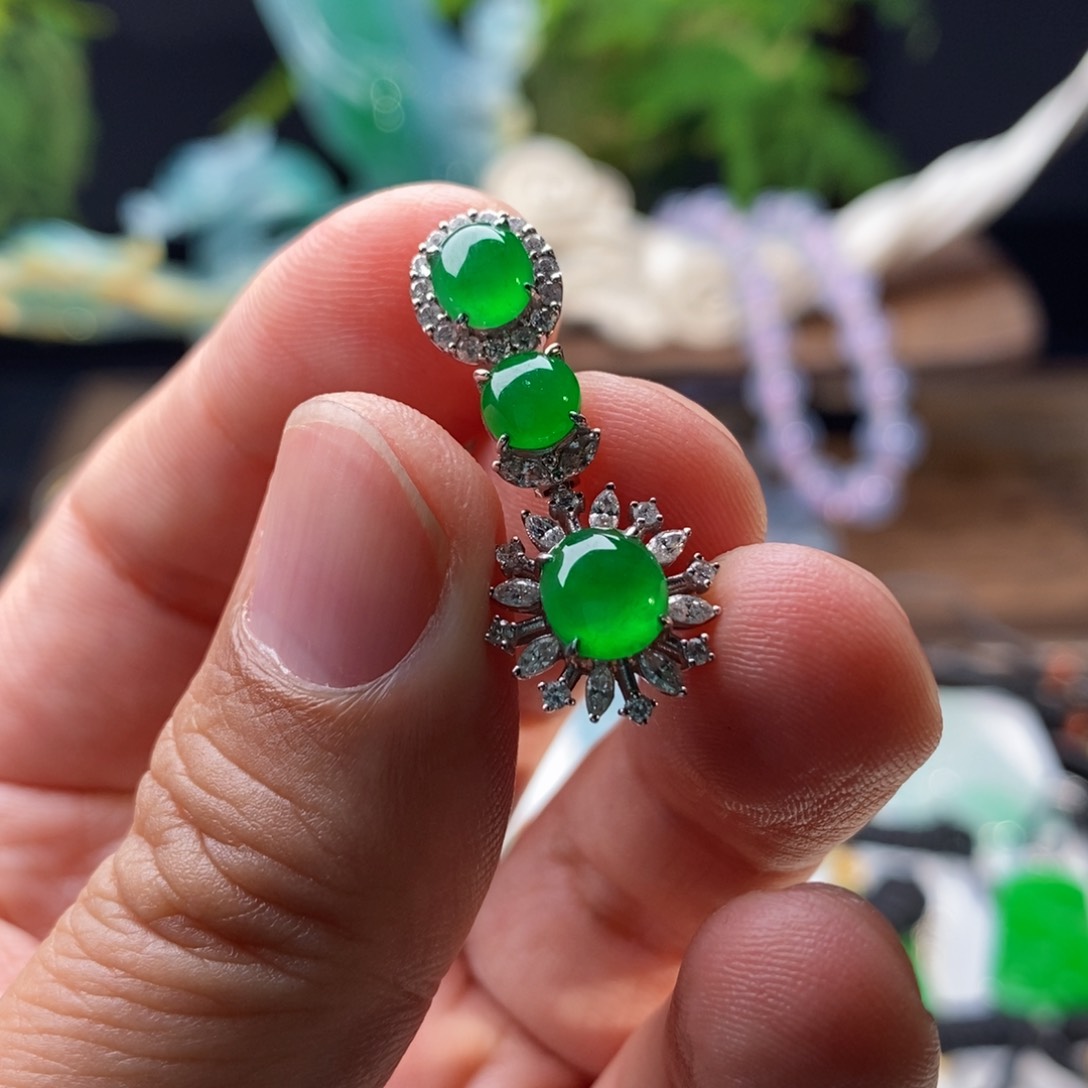 翡翠颈饰18K金镶嵌高冰阳绿蛋面吊坠