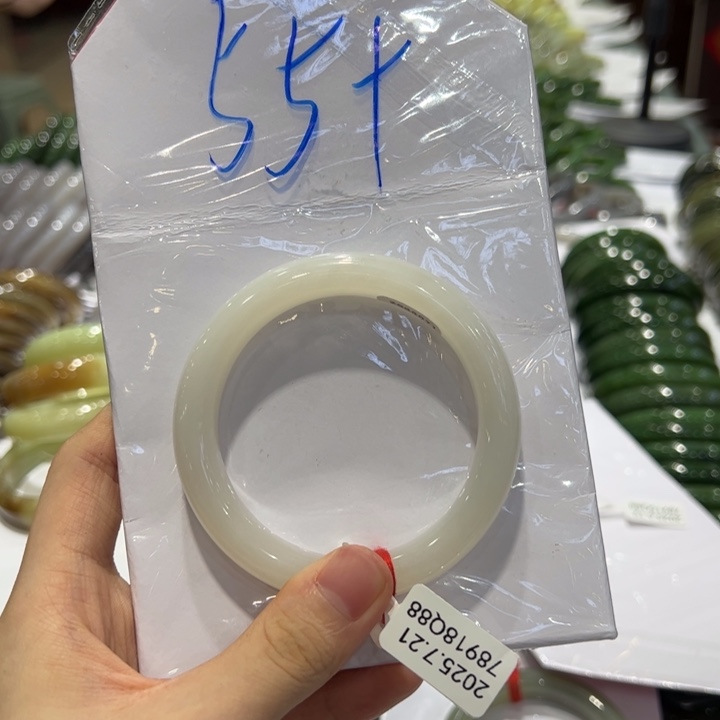 和田玉手镯未镶嵌不****人