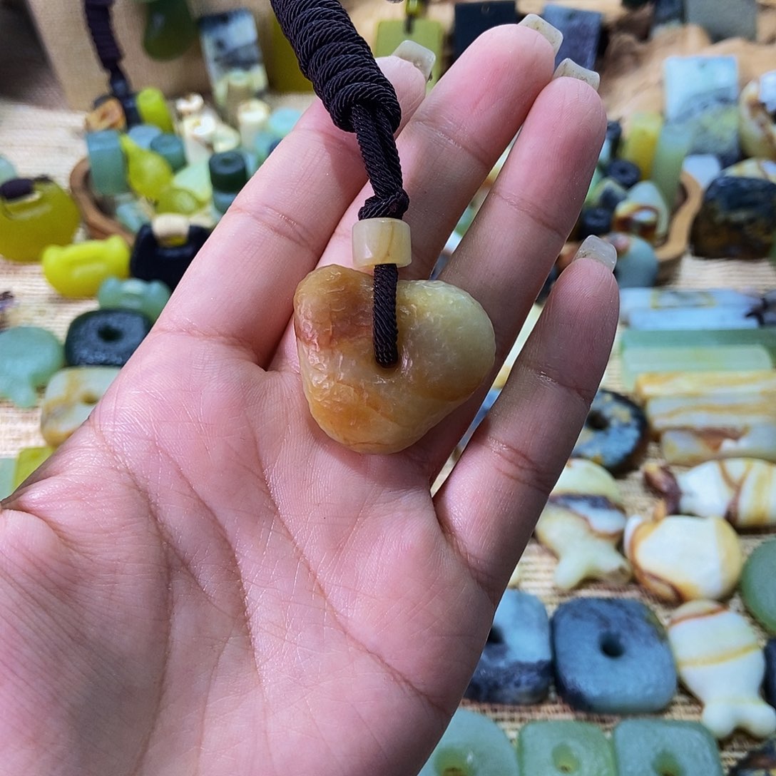 未镶嵌蛇纹石玉挂件