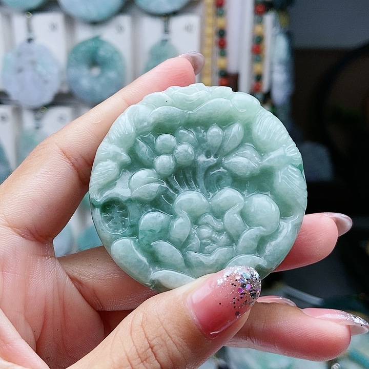 翡翠足铂镶嵌颈饰翡翠