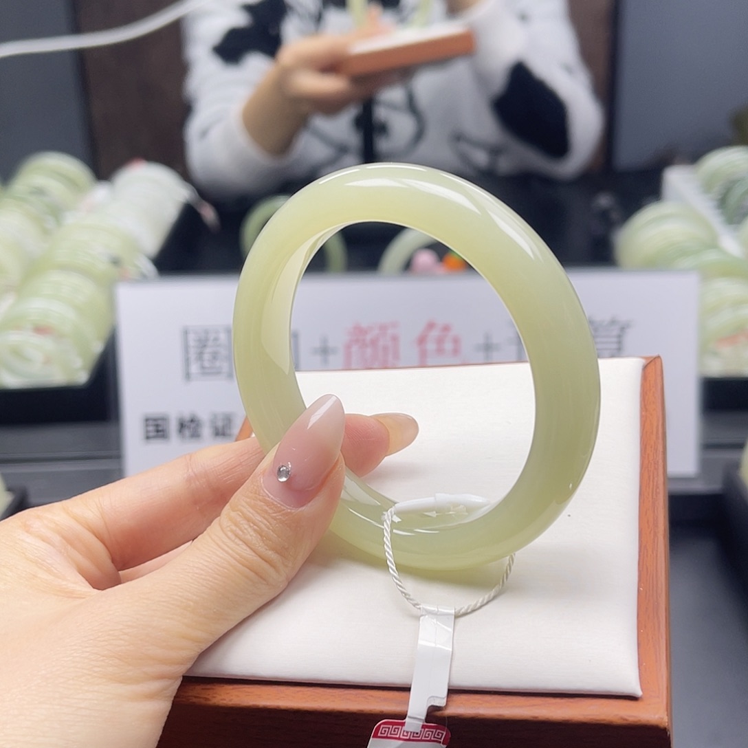 和田玉未镶嵌手镯