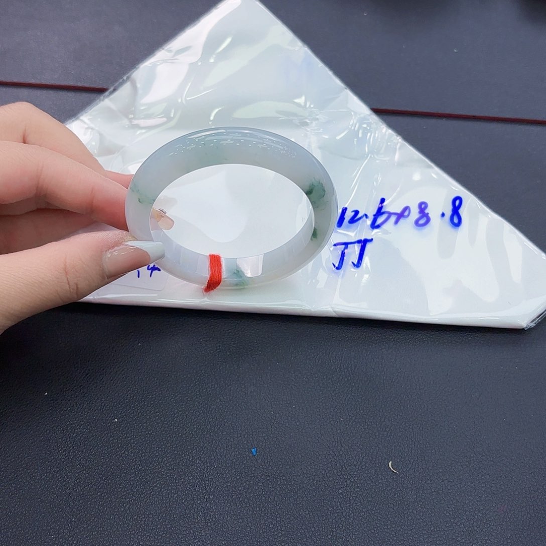 翡翠手镯未镶嵌手镯