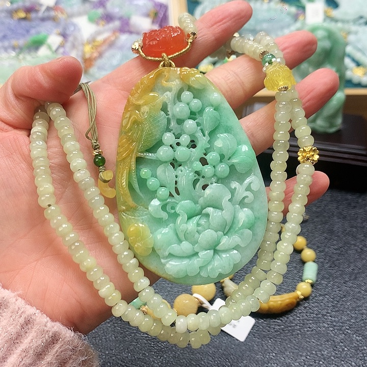 翡翠颈饰未镶嵌云****姐吊坠