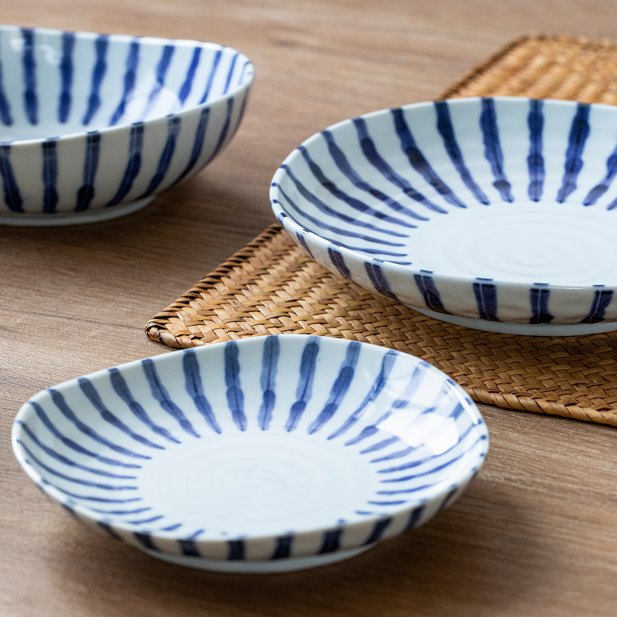 日本进口浓十草手绘陶瓷平盘日式家用炒菜盘饺子盘骨碟釉下彩餐盘