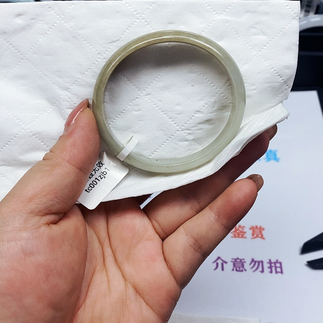 翡翠手镯未镶嵌翡翠手镯