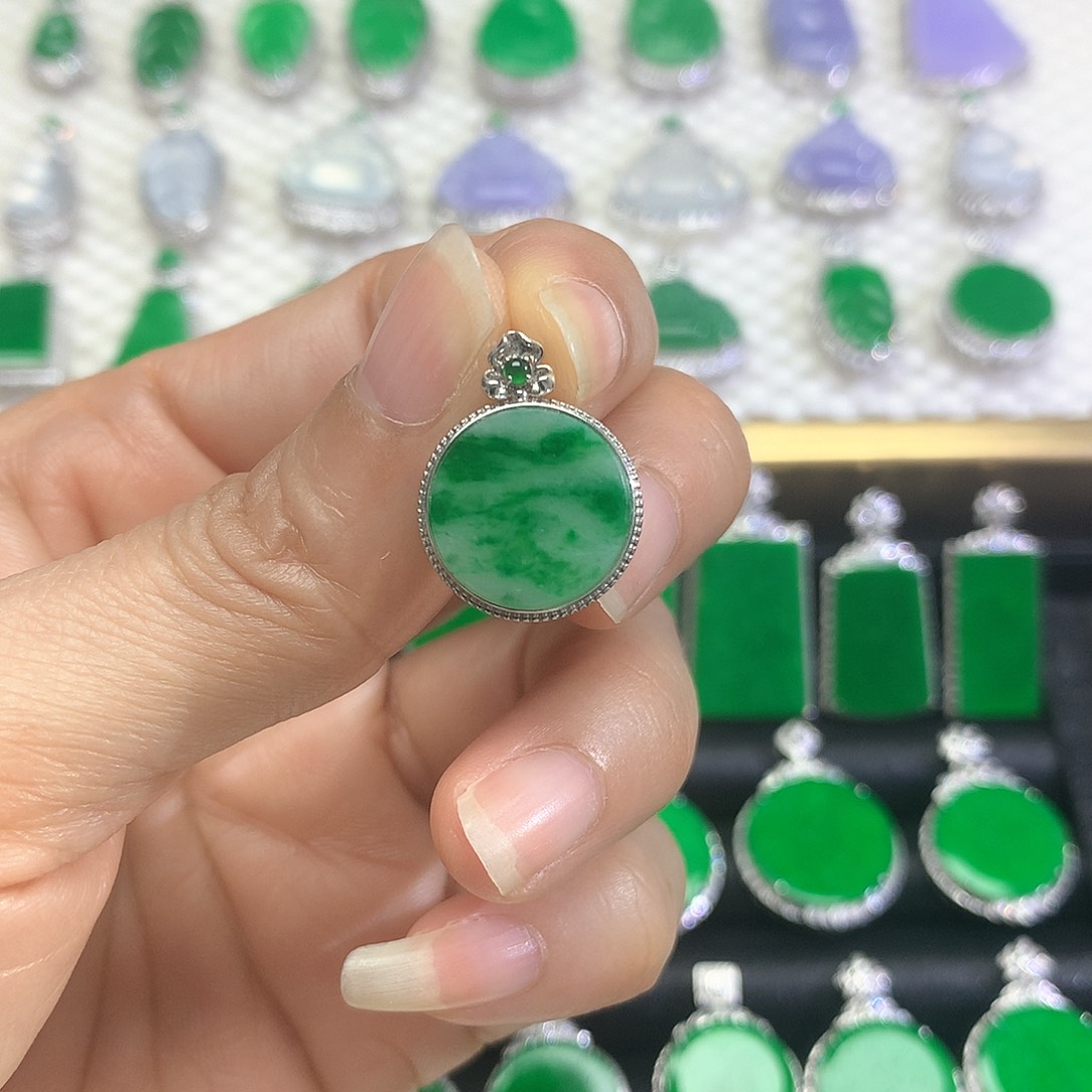 颈饰18K金镶嵌翡翠